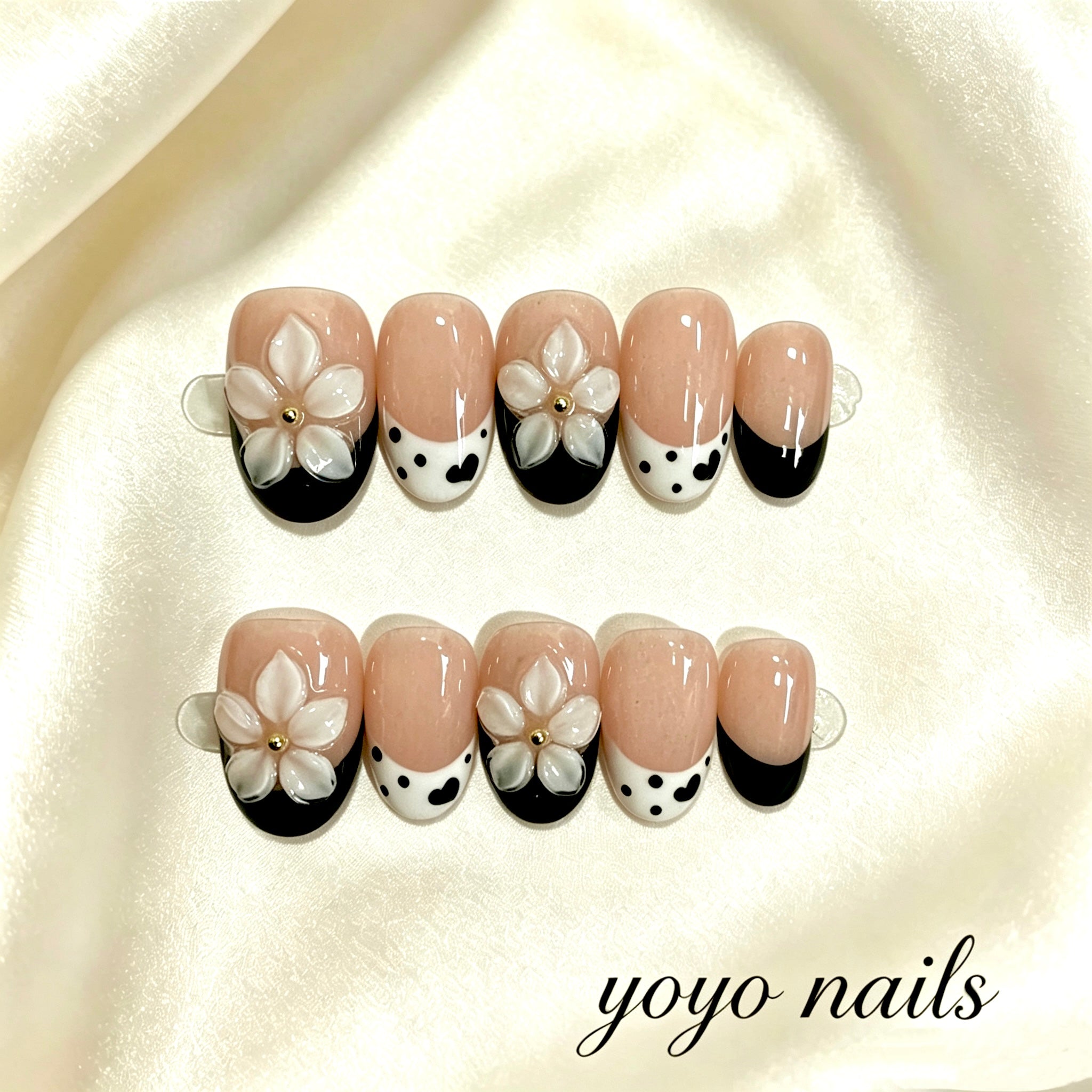 Faux ongles fleurs blanches bord noir et blanc