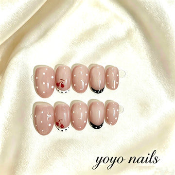 Faux ongles cerises et points blancs