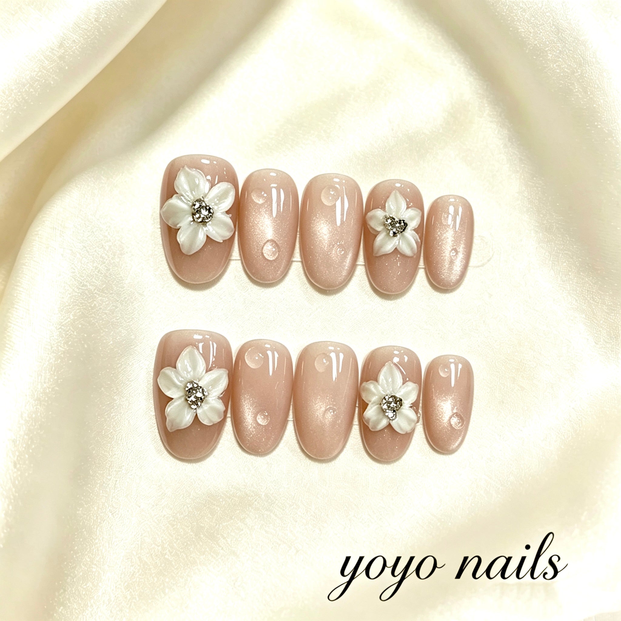 Faux ongles gouttes roses et fleurs blanches