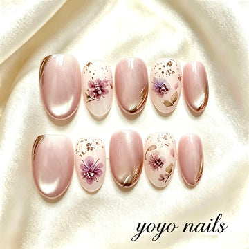 Faux ongles fleurs violettes bord doré champagne