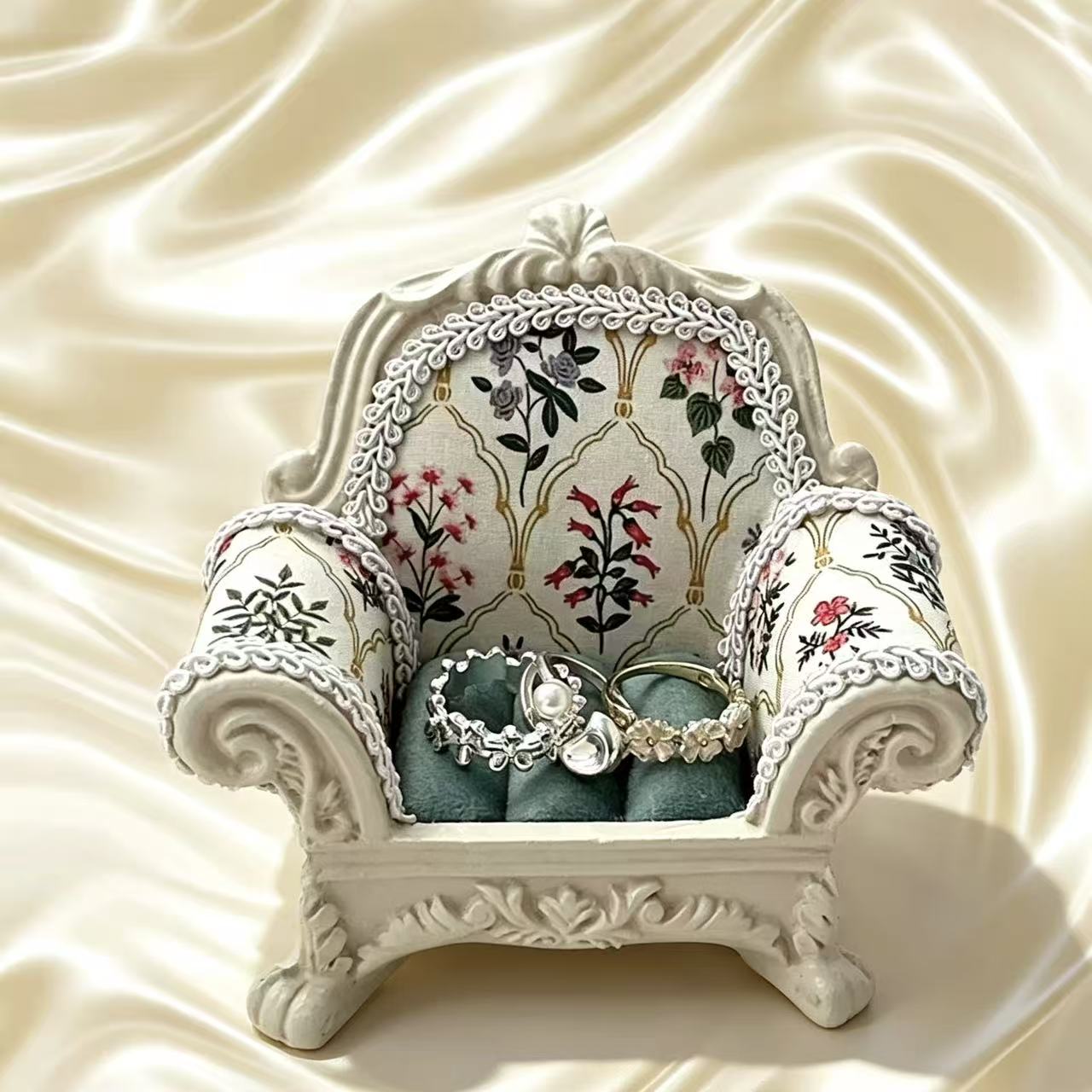 Présentoir de rangement pour boucles d'oreilles et bagues en forme de canapé décoratif