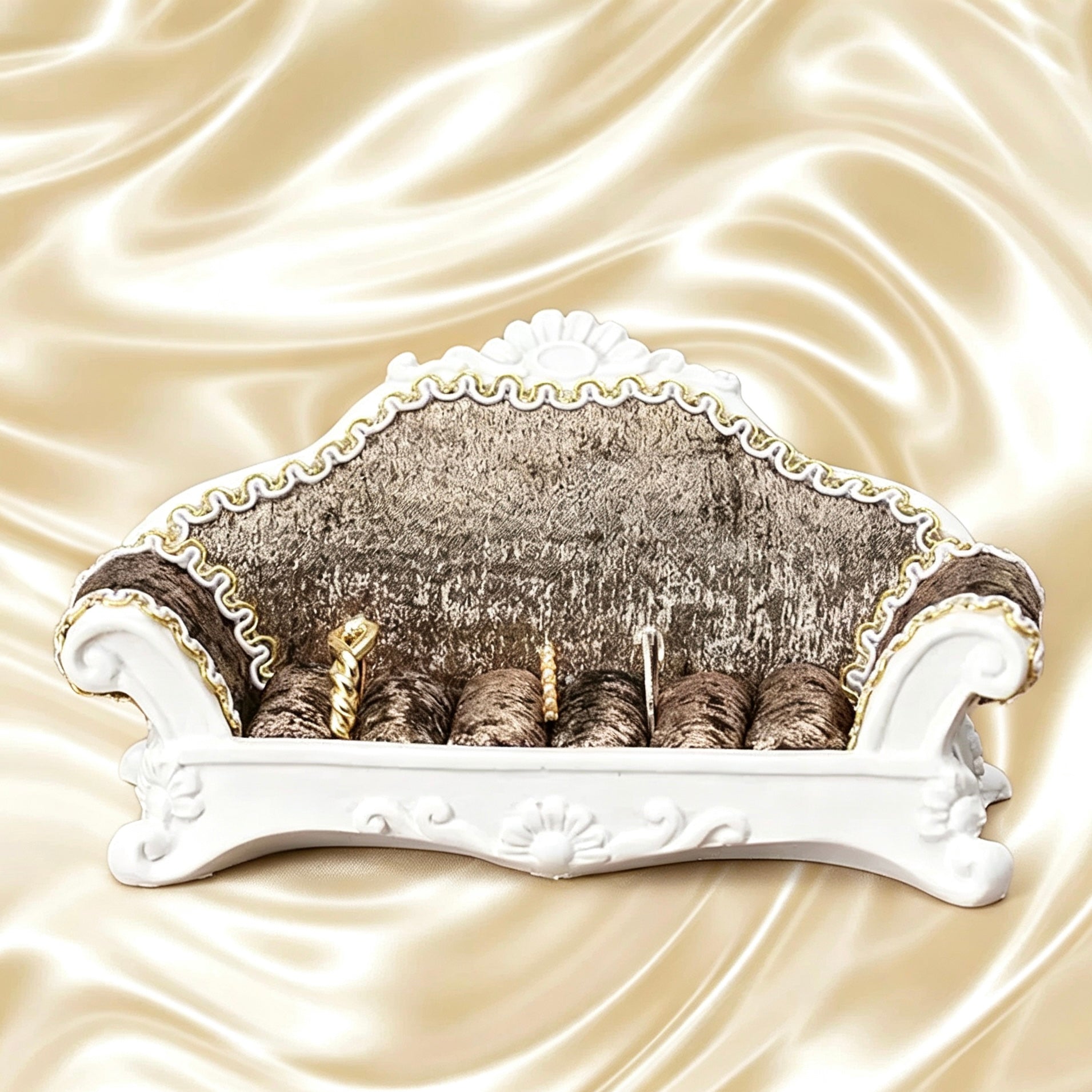 Présentoir à bijoux en forme de canapé doré champagne