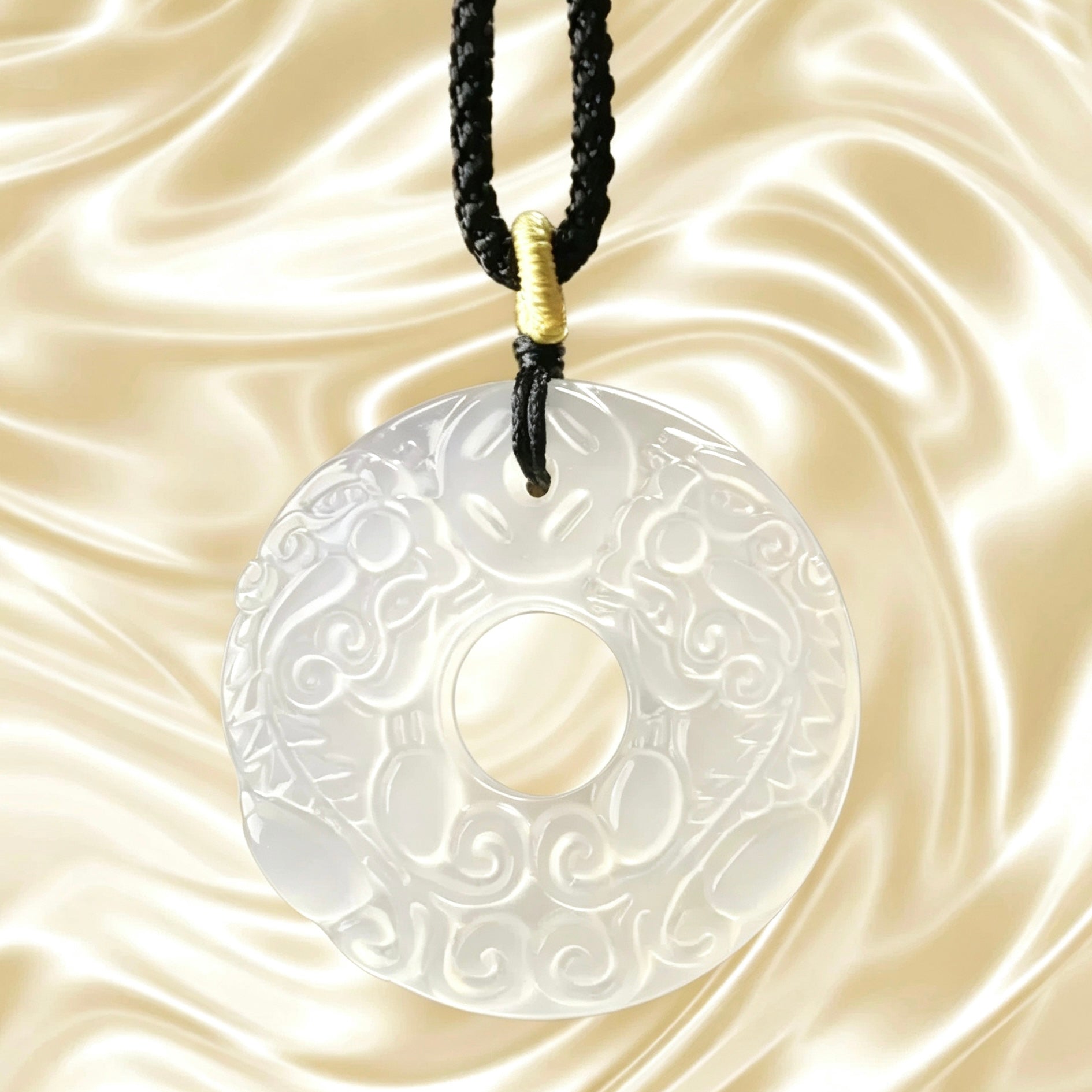 Pendentif anneau de paix en agate blanche sculpté d'un pixiu