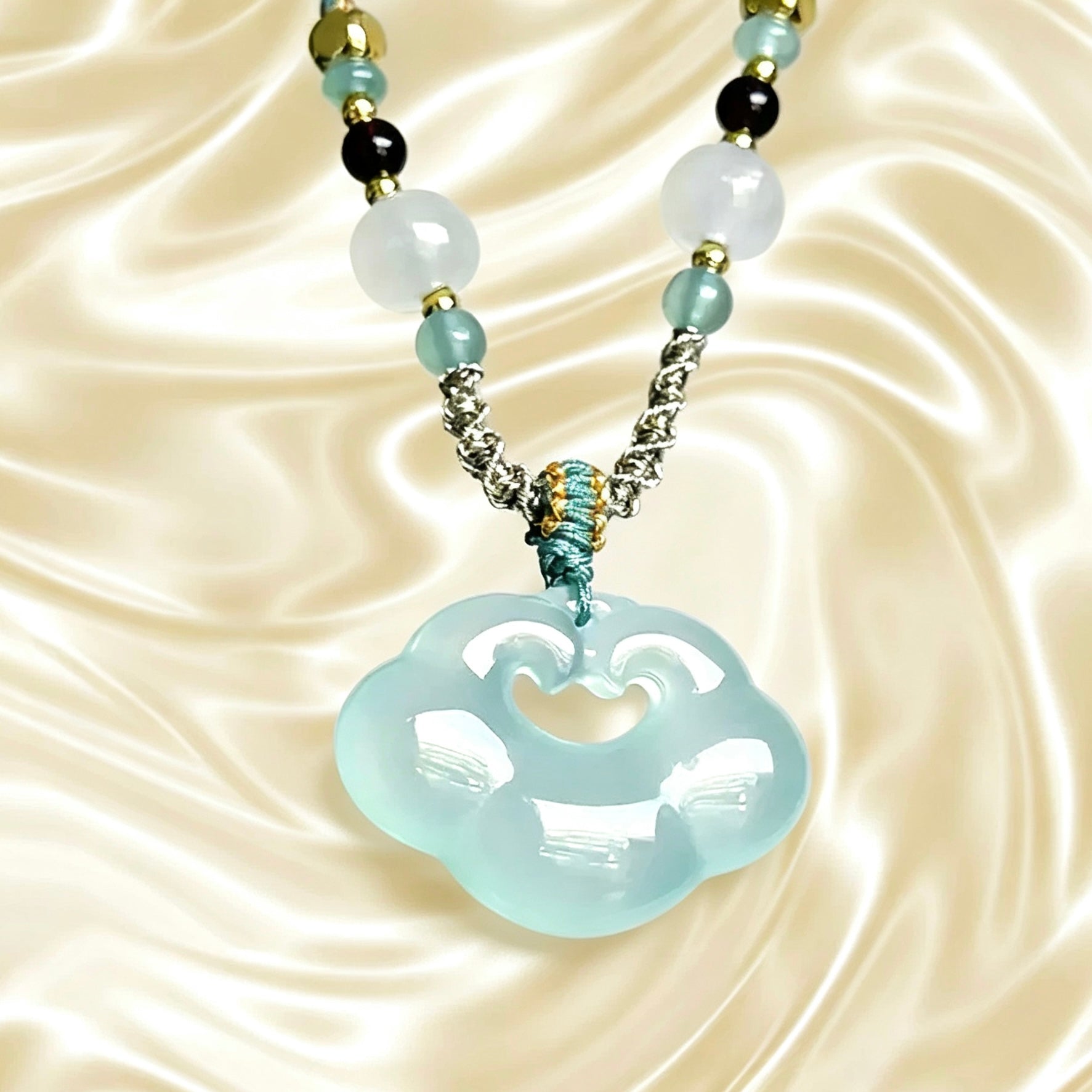 Pendentif serrure de bonheur nuage auspice en chalcédoine bleu glace