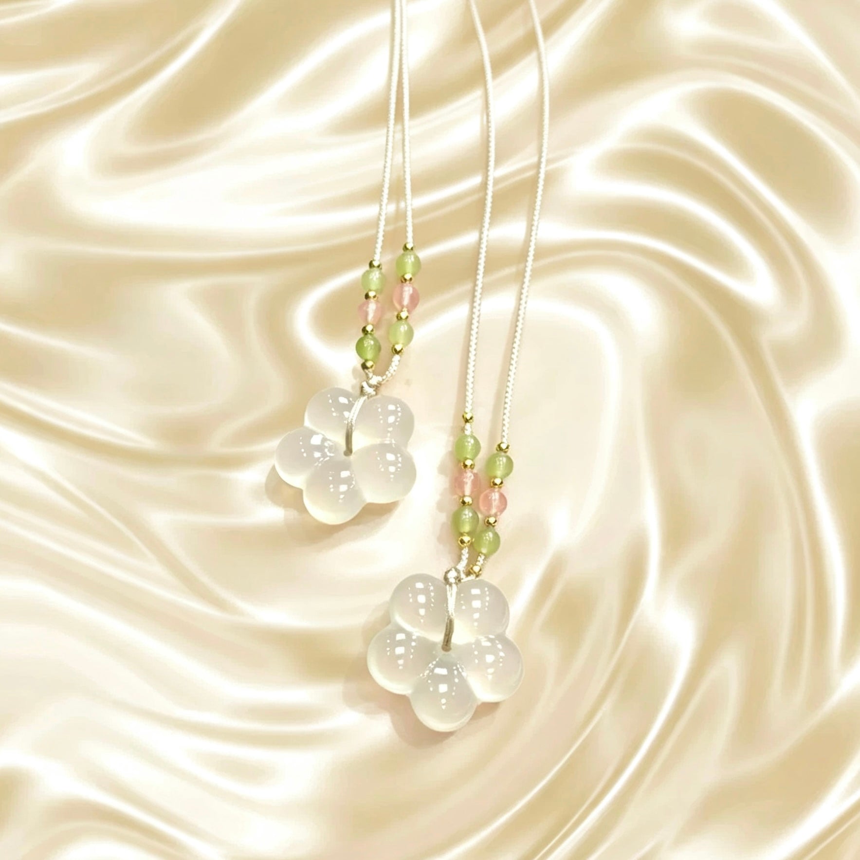 Pendentif fleur cinq pétales en chalcédoine blanche