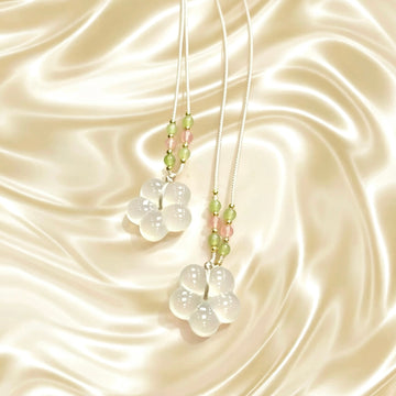 Pendentif fleur cinq pétales en chalcédoine blanche